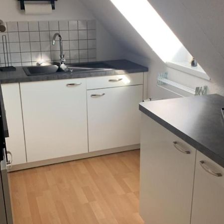 Zimmer In Wohnung Monteure Apartment Kuche Modern Enger Bagian luar foto