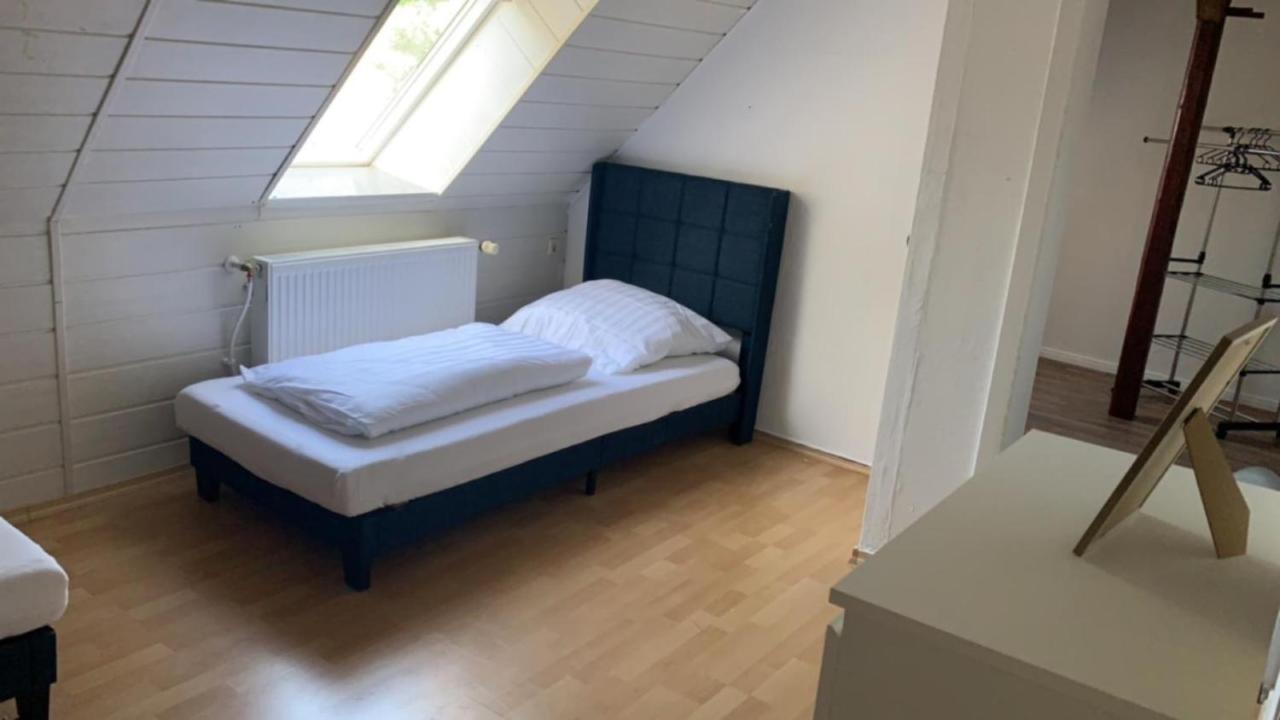 Zimmer In Wohnung Monteure Apartment Kuche Modern Enger Bagian luar foto