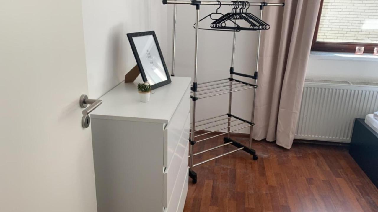 Zimmer In Wohnung Monteure Apartment Kuche Modern Enger Bagian luar foto