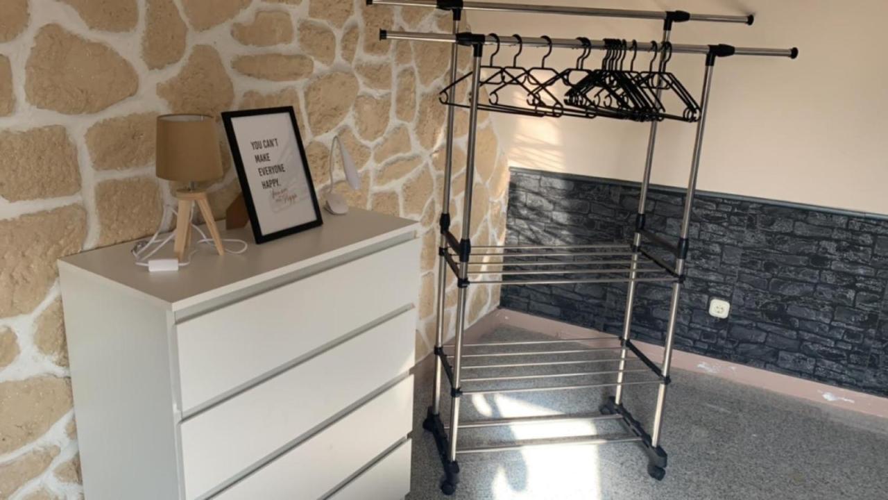 Zimmer In Wohnung Monteure Apartment Kuche Modern Enger Bagian luar foto
