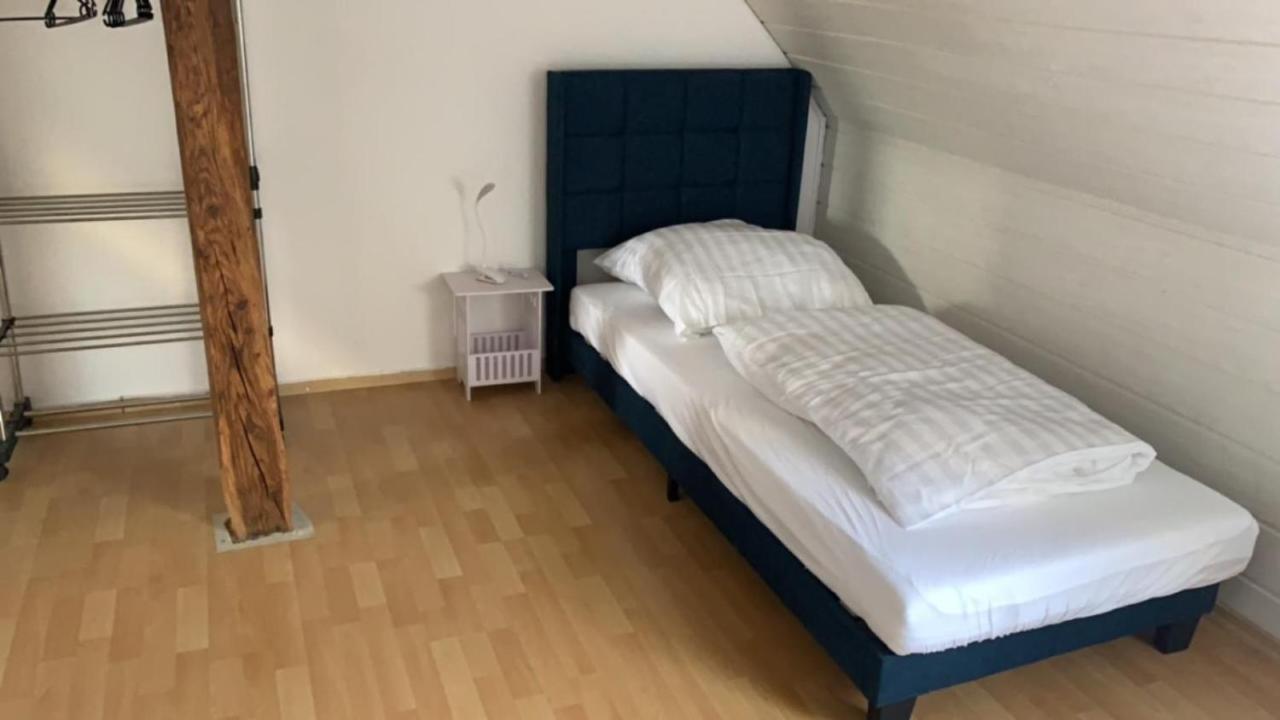 Zimmer In Wohnung Monteure Apartment Kuche Modern Enger Bagian luar foto