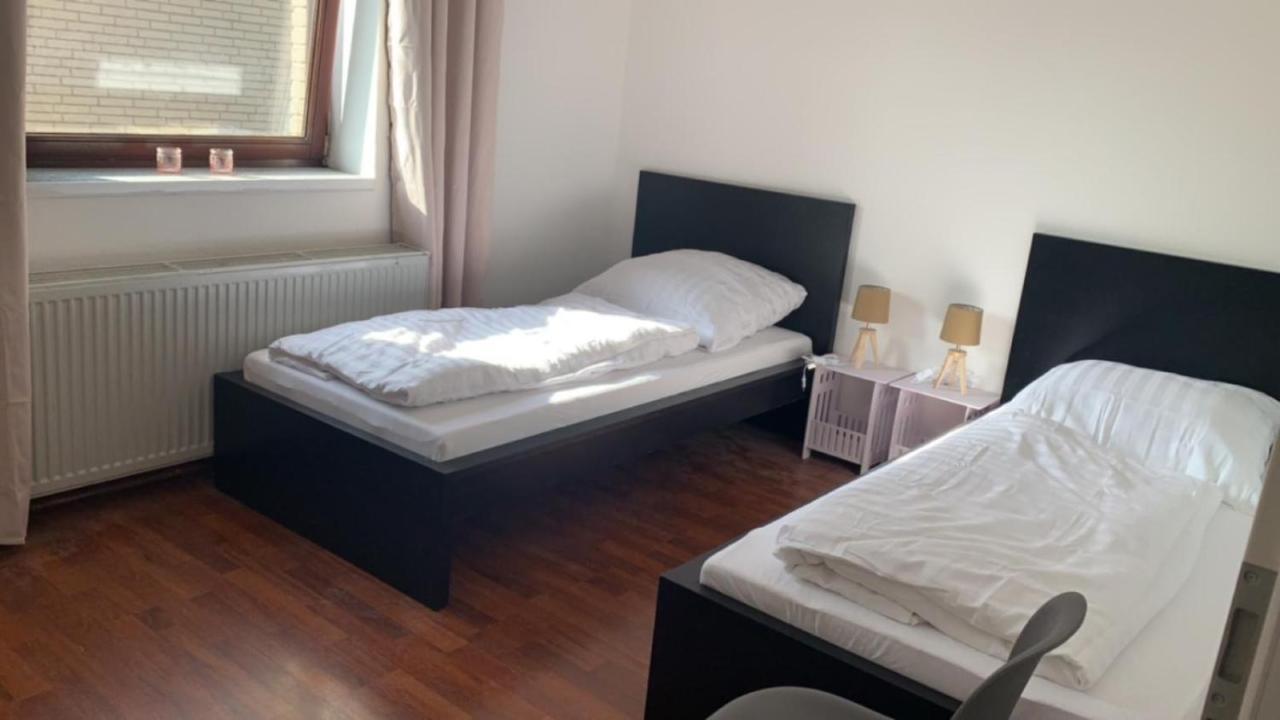 Zimmer In Wohnung Monteure Apartment Kuche Modern Enger Bagian luar foto