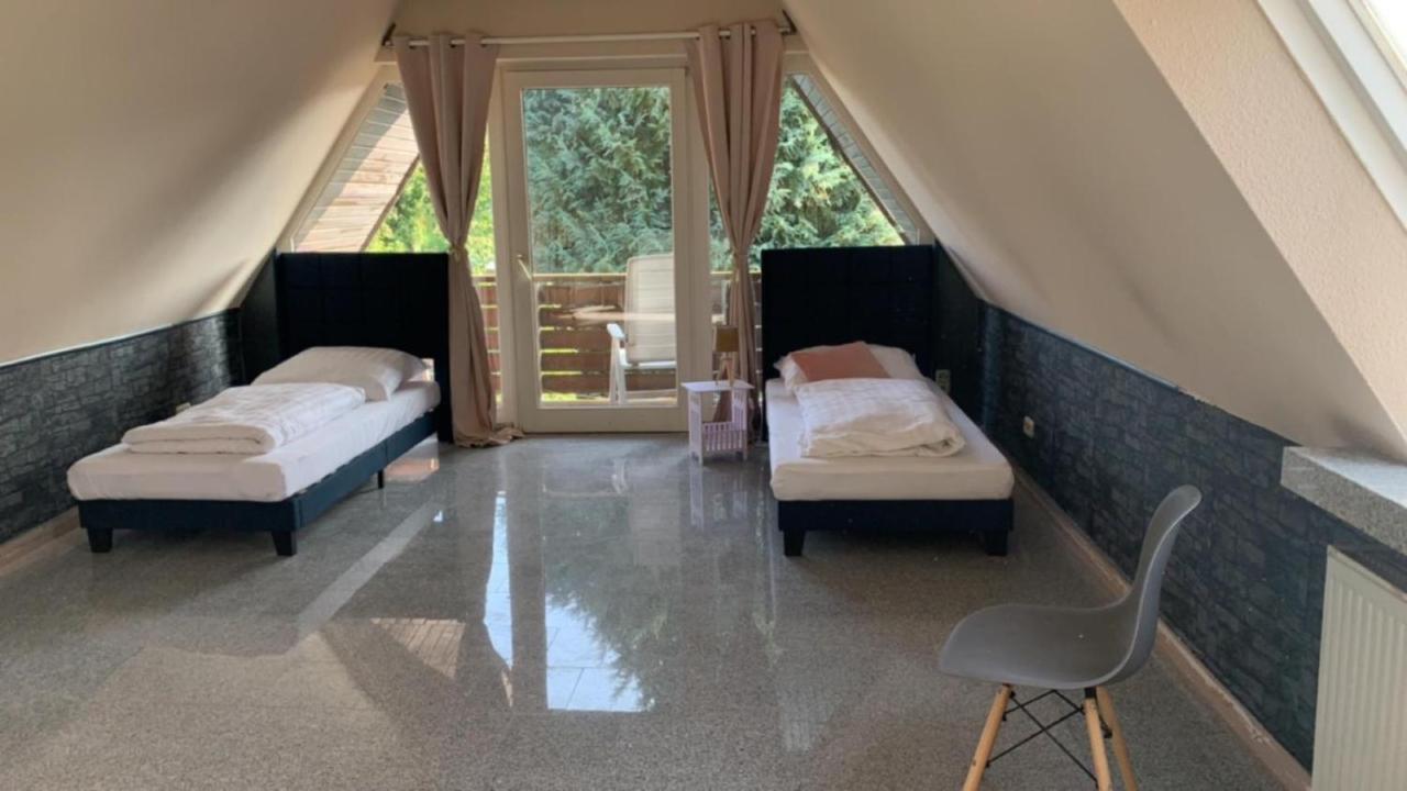 Zimmer In Wohnung Monteure Apartment Kuche Modern Enger Bagian luar foto