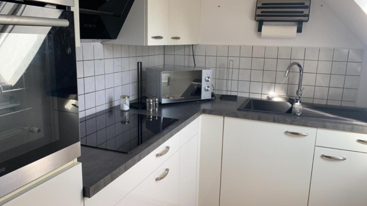 Zimmer In Wohnung Monteure Apartment Kuche Modern Enger Bagian luar foto