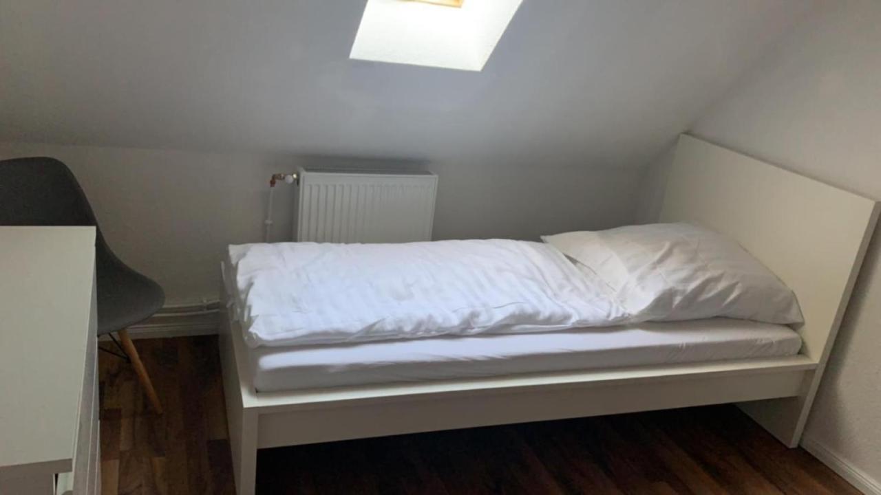 Zimmer In Wohnung Monteure Apartment Kuche Modern Enger Bagian luar foto