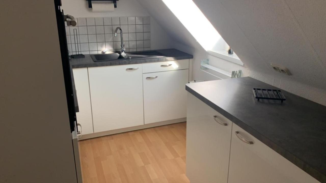 Zimmer In Wohnung Monteure Apartment Kuche Modern Enger Bagian luar foto